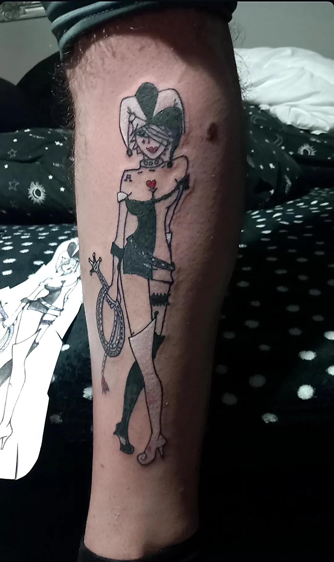 Crna tetovaža pin-up figure na nozi.